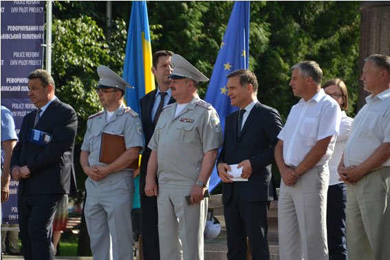 Реформа міліції на Львівщині: перший пішов (фото) - фото 1 Реформа міліції на Львівщині: перший пішов (фото) - фото 1