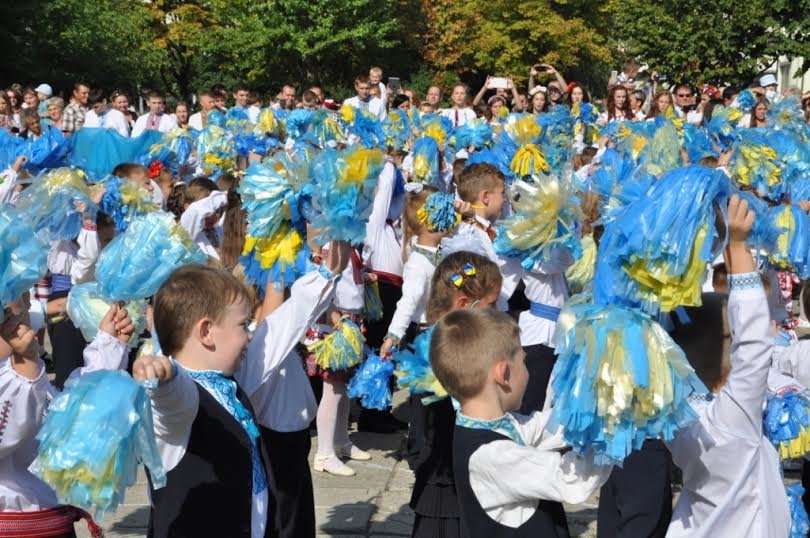 Свято першого дзвоника у львівських школах. Як це було (ФОТОРЕПОРТАЖ) (фото) - фото 3