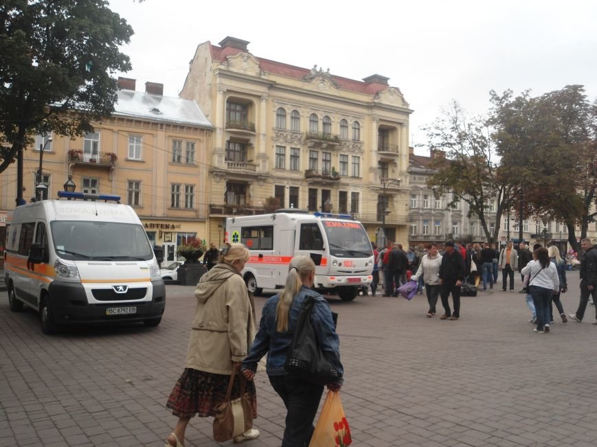 У центрі Львова навчали мешканців, як надати невідкладну медичну допомогу (ФОТО) (фото) - фото 9