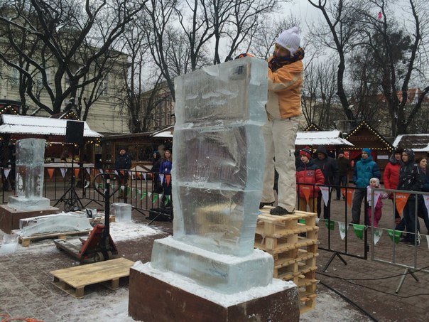 У центрі Львова із брил льоду створюють шедеври (ФОТОРЕПОРТАЖ) (фото) - фото 1