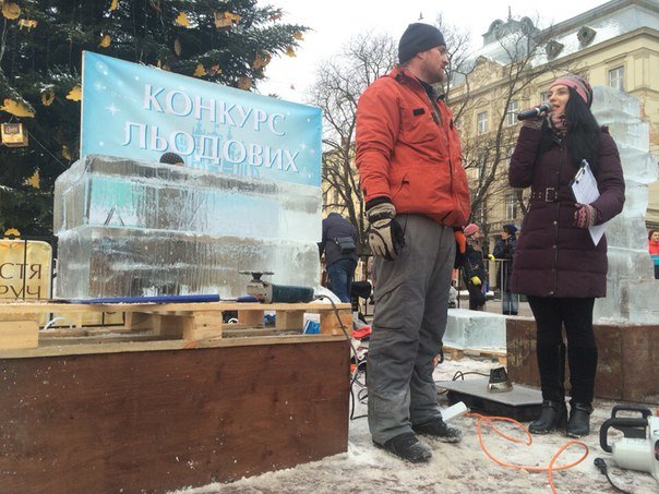 У центрі Львова із брил льоду створюють шедеври (ФОТОРЕПОРТАЖ) (фото) - фото 1