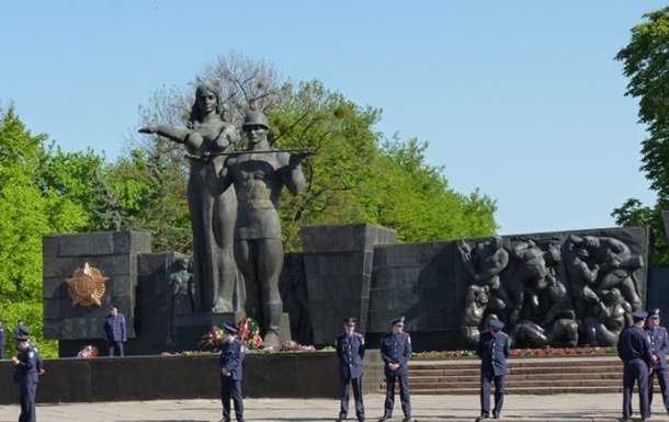 monument-slavi