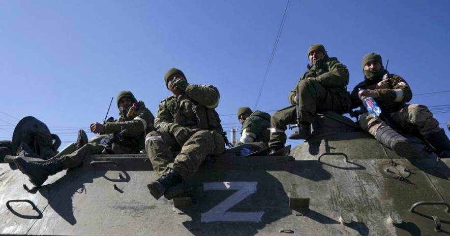 Військові рф крадуть українські гривні