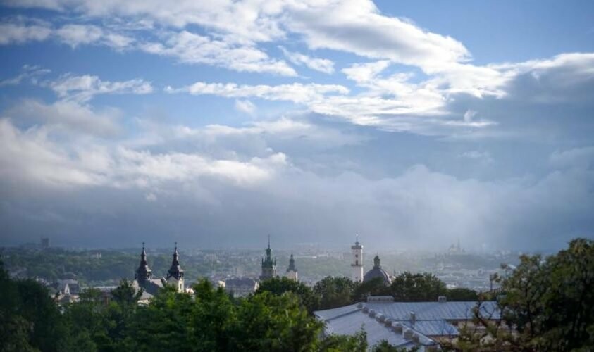 У Львові синоптики попереджають про можливий град та сильний вітер