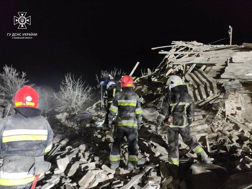 Рятувальники показали, як відбувалася ліквідація наслідків ракетного обстрілу на Львівщині, - ВІДЕО