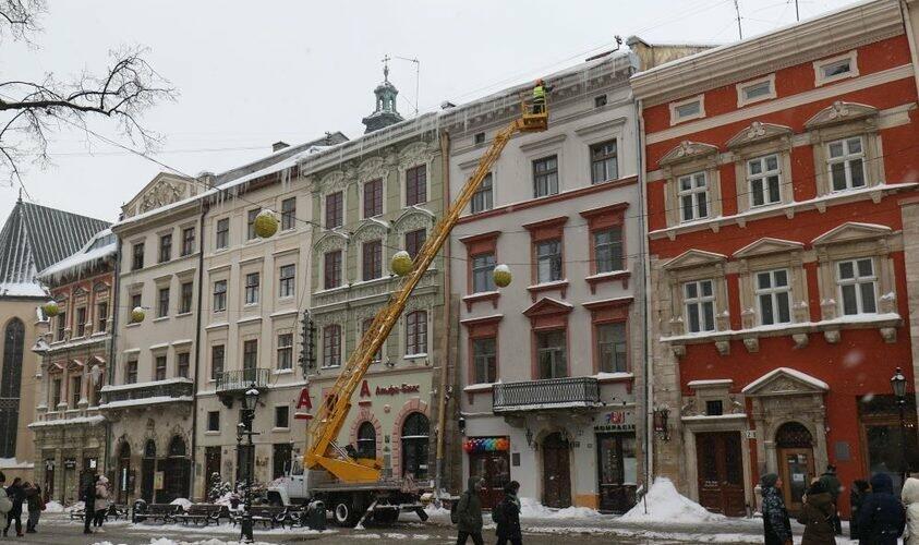 У Львові через негоду дерева падають на проїжджу частину а з дахів падають льодяні брили 