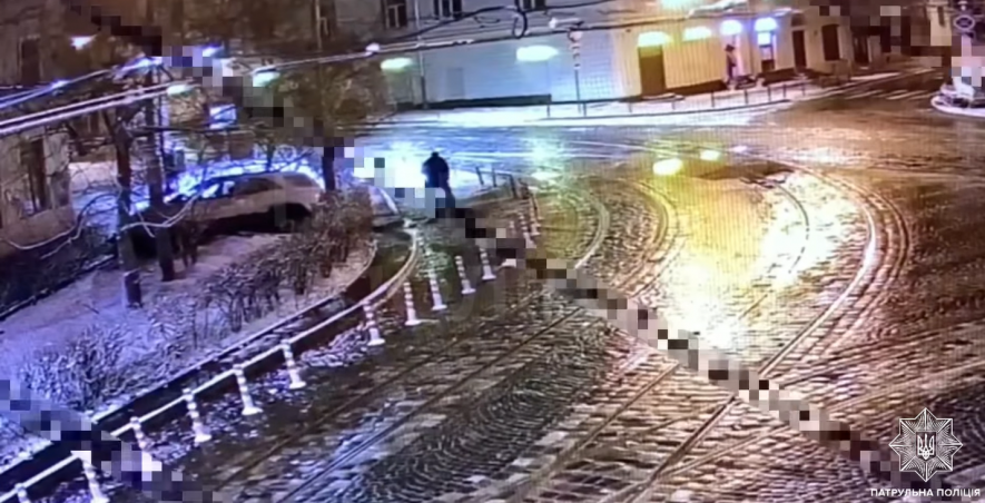 У центрі Львова нетверезий водій збив шлагбаум, делініатори та в'їхав у кущі, - ВІДЕО