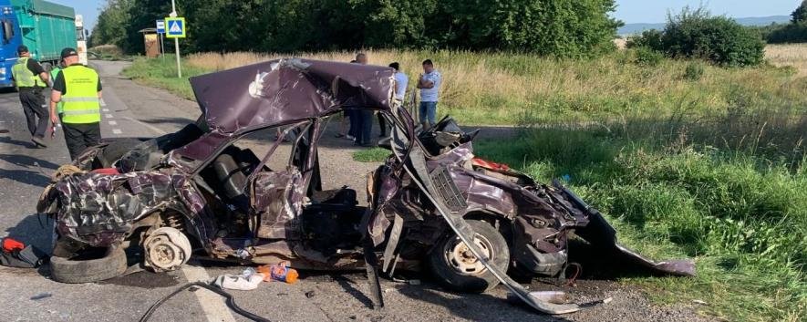 У ДТП з вантажівкою на Львівщині загинув онук та дідусь: відео моменту зіткнення 