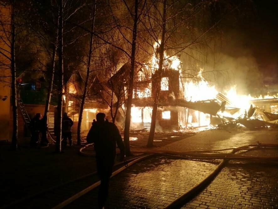 У мережі опублікували відео масштабної пожежі в готельному комплексі Славського 