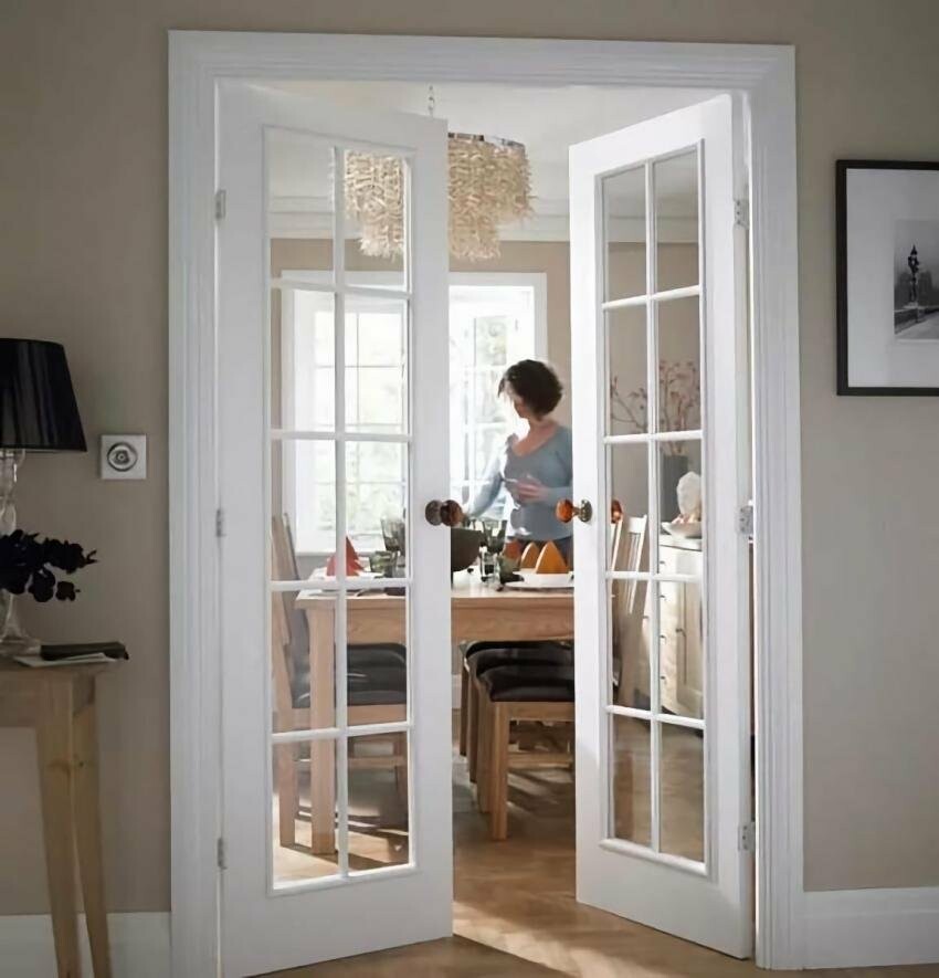 Дверь на кухню со стеклом. Французские двери 140x230. Распашные двери межкомнатные двустворчатые. Дверь в гостиную двустворчатая. Распашные двери межкомнатные двустворчатые в интерьере.