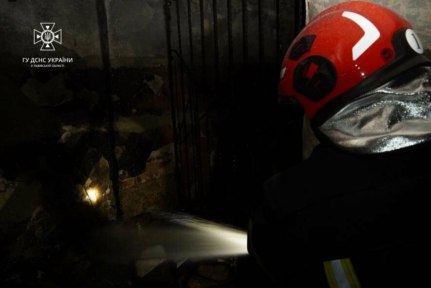 У Львові евакуювали мешканців багатоповерхівки через пожежу