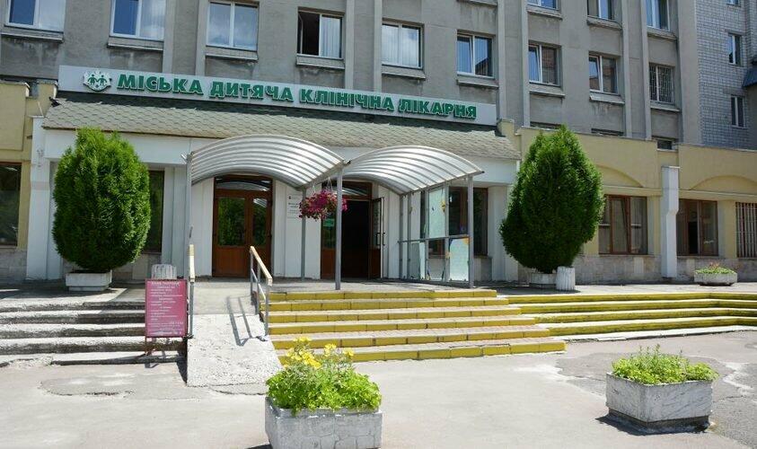 Поблизу лікарні на Орлика з'явится парковка: подробиці 