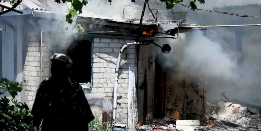росіяни продовжують обстрілювати житлові будинки на Донбасі, - ВІДЕО