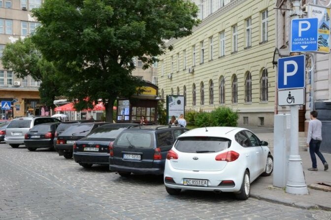 Львів'ян закликають надсилати фото неправильно припаркованих машин