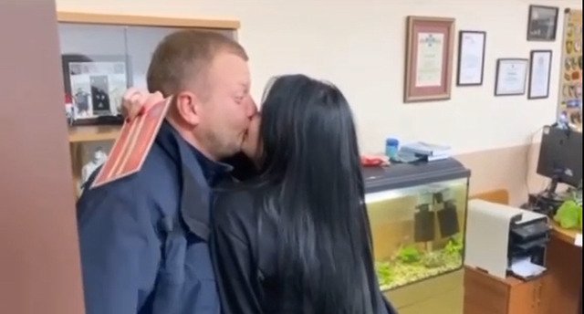 Очільник Патрульної поліції Львівщини подарував дівчині недійсну перепустку: деталі інциденту 