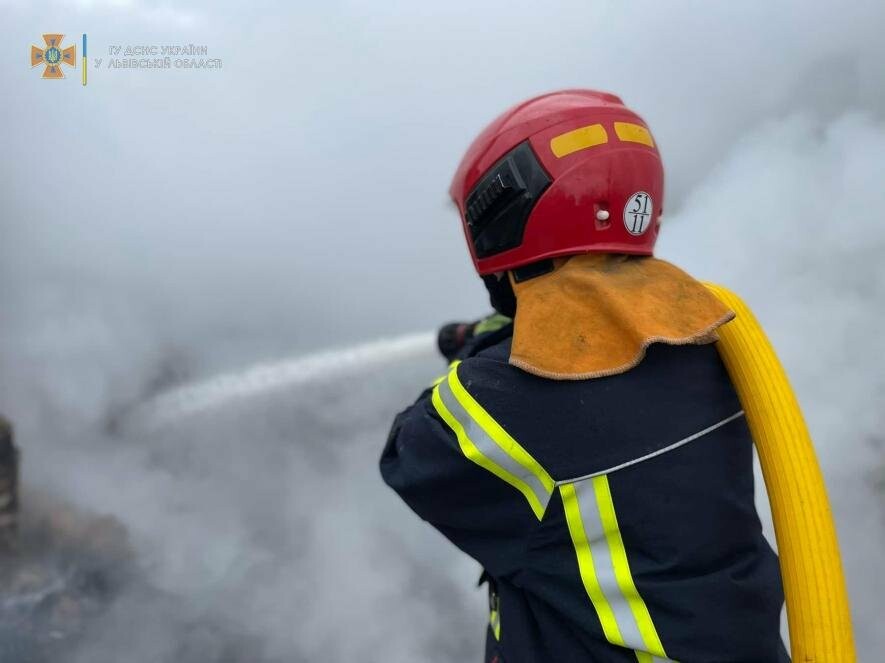 У Львові під час руху зарорівся автомобіль Siat