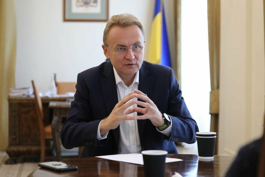 Садовий прокоментував обшуки у двох львівських волонтерів 