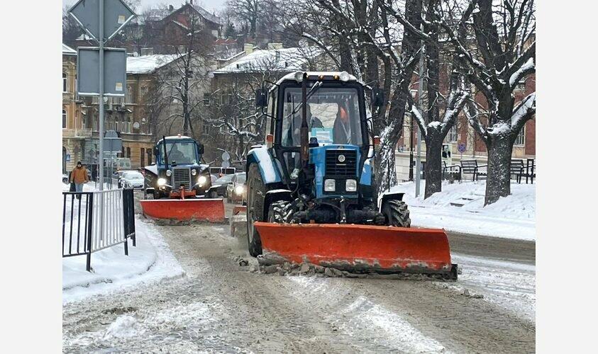 Львів прибирають від снігу вночі: дороги посипають сіллю та піскосумішами 