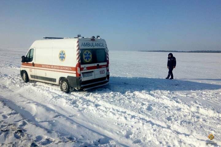 На Львівщині застрягла карета швидкої, яка перевозила пацієнта з інсультом 