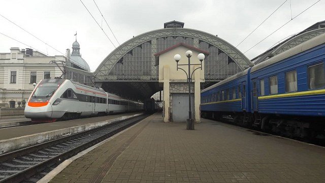 Потяг сполученням Львів - Харків тимчасово курсуватиме зі змінами 