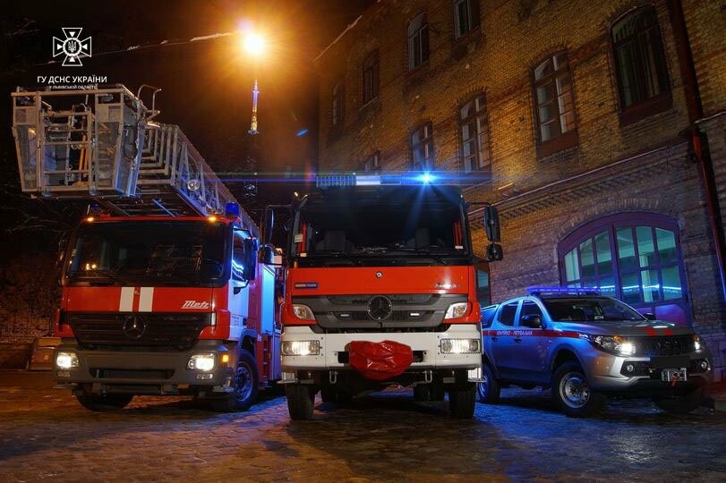 На Львівщині водій авто з'їхав у кювет: рятувальники деблокували постраждалого 