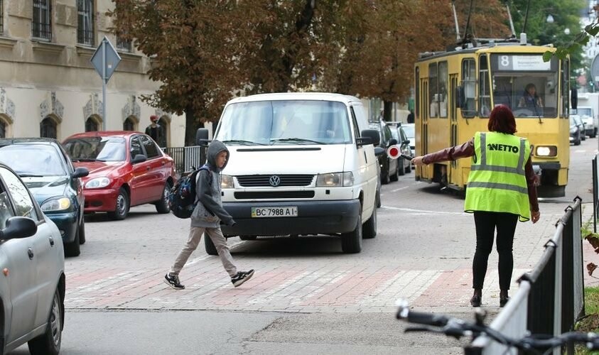 Біля львівських шкіл працюватимуть 