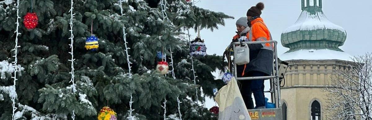 На Львівщині встановили рекорд України з прикрашання ялинки кульками ручної роботи