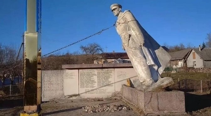 Памʼятники радянської доби на Львівщині: скільки вже знесли і навіщо це роблять