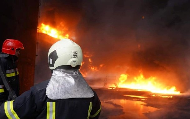 У Львові горіла квартира: вогнеборці врятували чоловіка