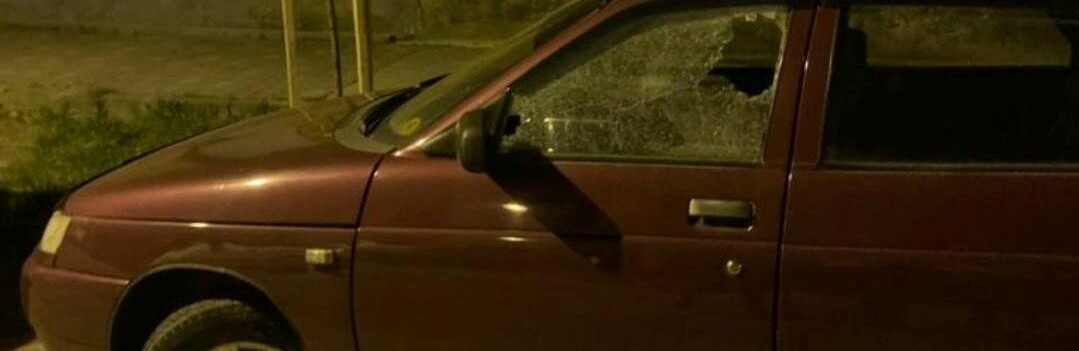 У Львові невідомий потрощив вікна на чотирьох автівках та не зміг вбігти від патрульних, - ФОТО