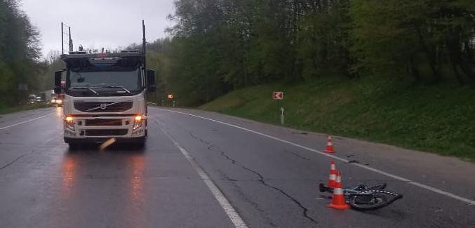 На Львівщині велосипедист потрапив до реанімації після зіткнення з вантажівкою, - ФОТО