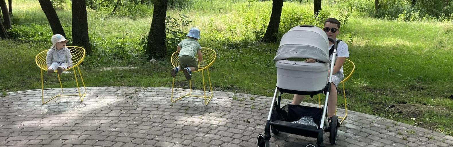 У парках Львова встановили нові лавки, стільці та лежаки, - ФОТО