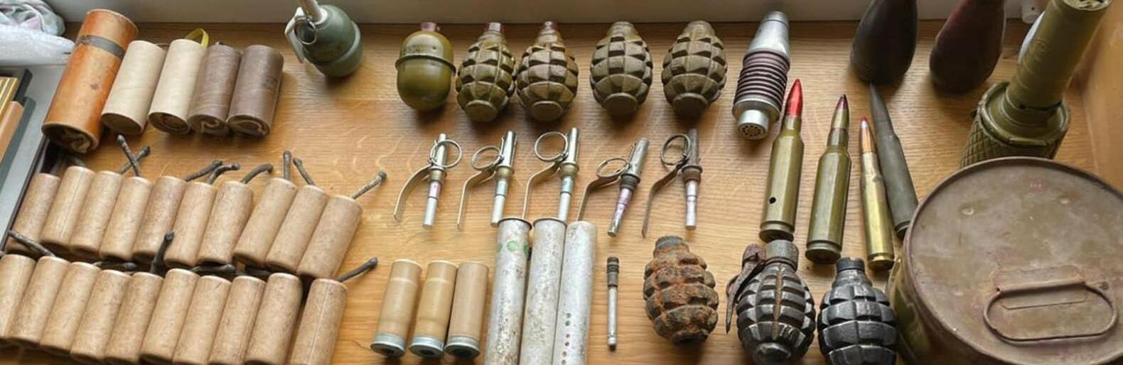 На Львівщині СБУ знайшла в лісі схрон з потужним запасом зброї та БК, - ФОТО