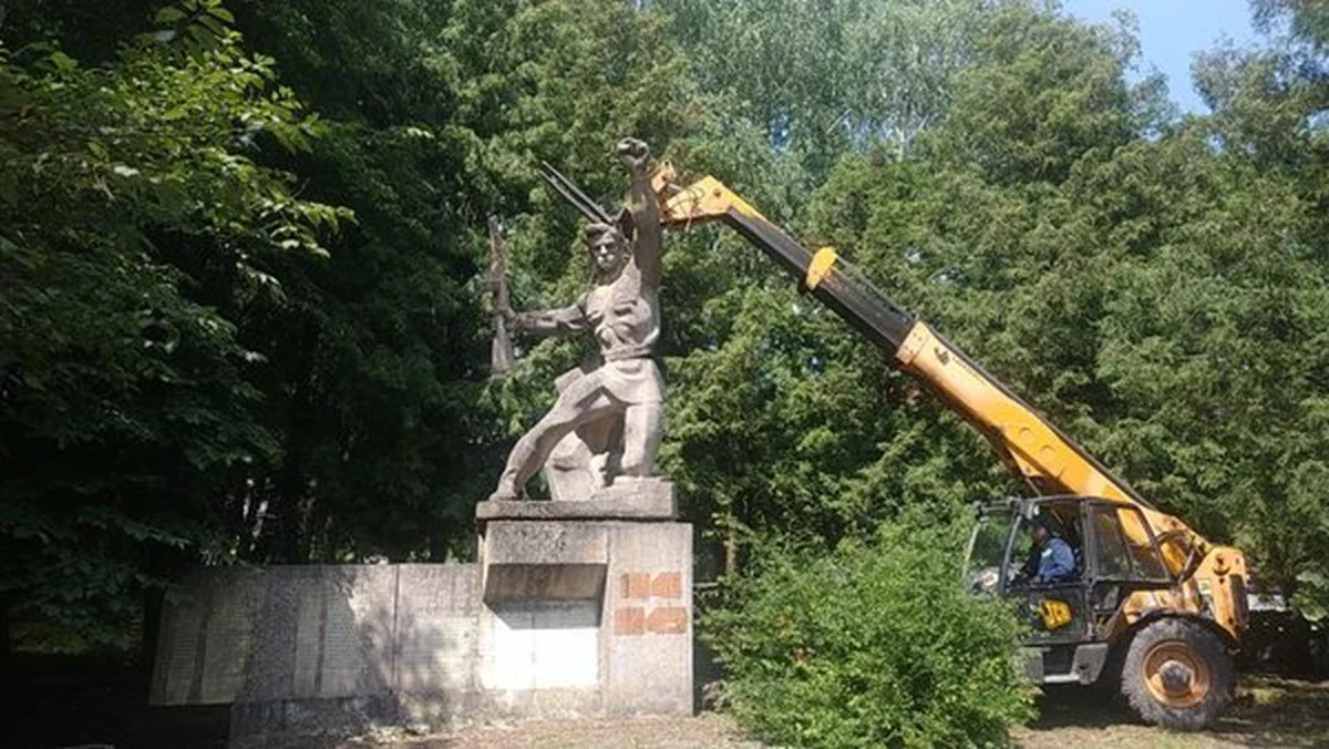 На Львівщині демонтували майже три чверті радянський істуканів