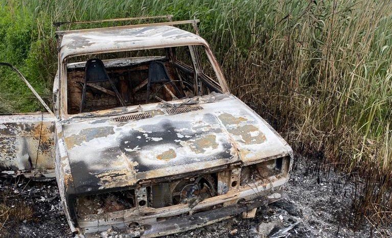 Поліція дізналася, хто викрав та спалив автівку ВАЗ на Львівщині, - ФОТО