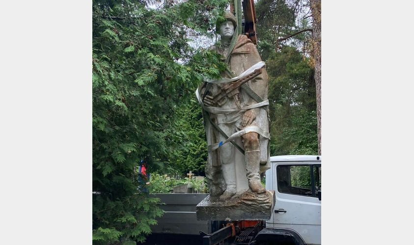 У Брюховичах демонтували радянський памʼятник, - ФОТО