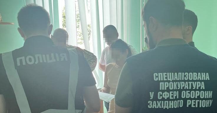 На Львівщині посадовець у лікарні вимагав у військового $1000, щоб 