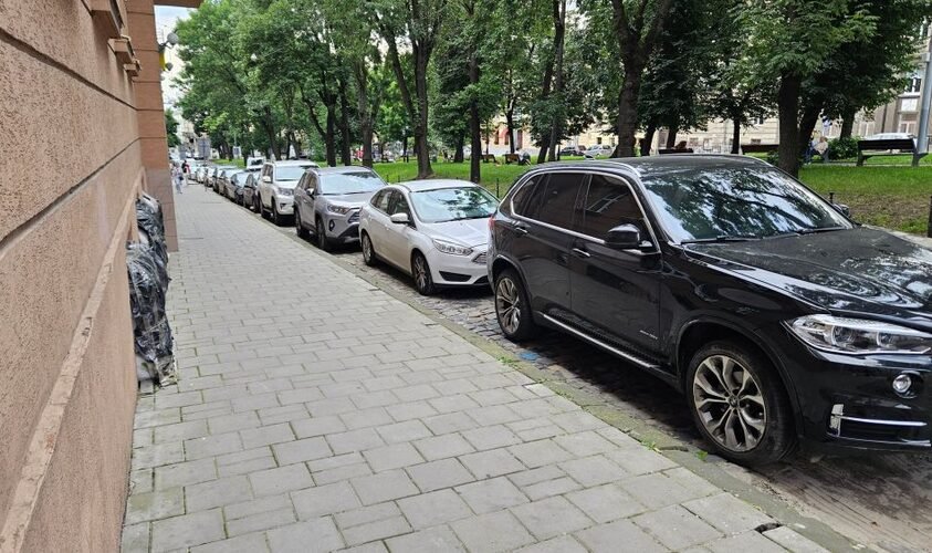 У Львові на 11 локаціях демонтували вуличне огородження