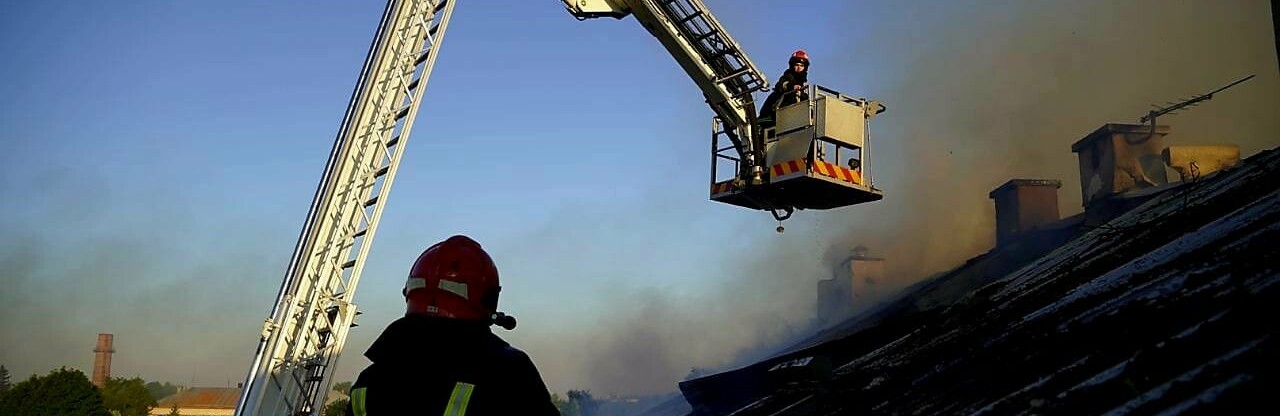 ДСНС показала, як гасили пожежу у Львові після ракетного обстрілу, - ВІДЕО