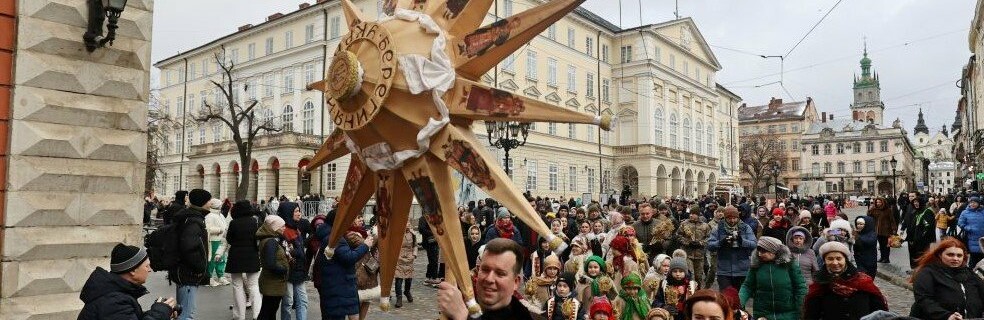 На площі Ангелів у Львові встановили головного дідуха міста, - ВІДЕО 