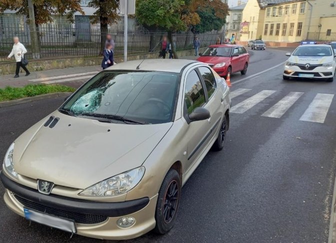 У Львові автомобіль наїхав на пішохідку