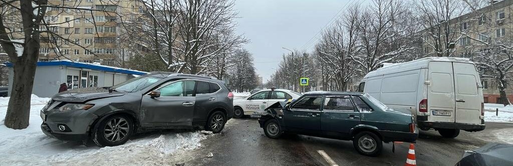 У Львові зіткнулися автомобілі: є травмовані