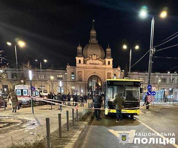 Біля вокзалу у Львові автомобіль збив на смерть чоловіка