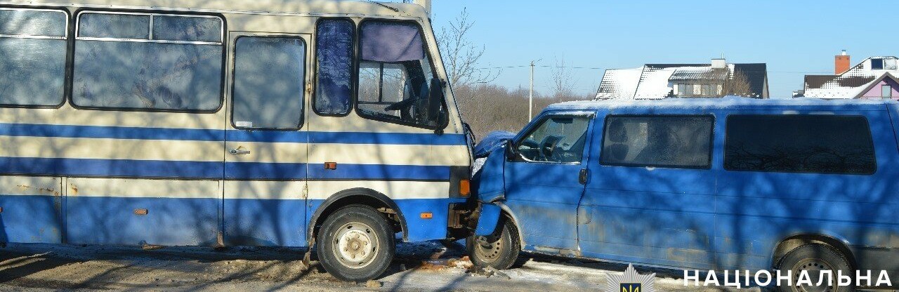 На Львівщині внаслідок зіткнення з маршруткою травмований водій мікроавтобуса