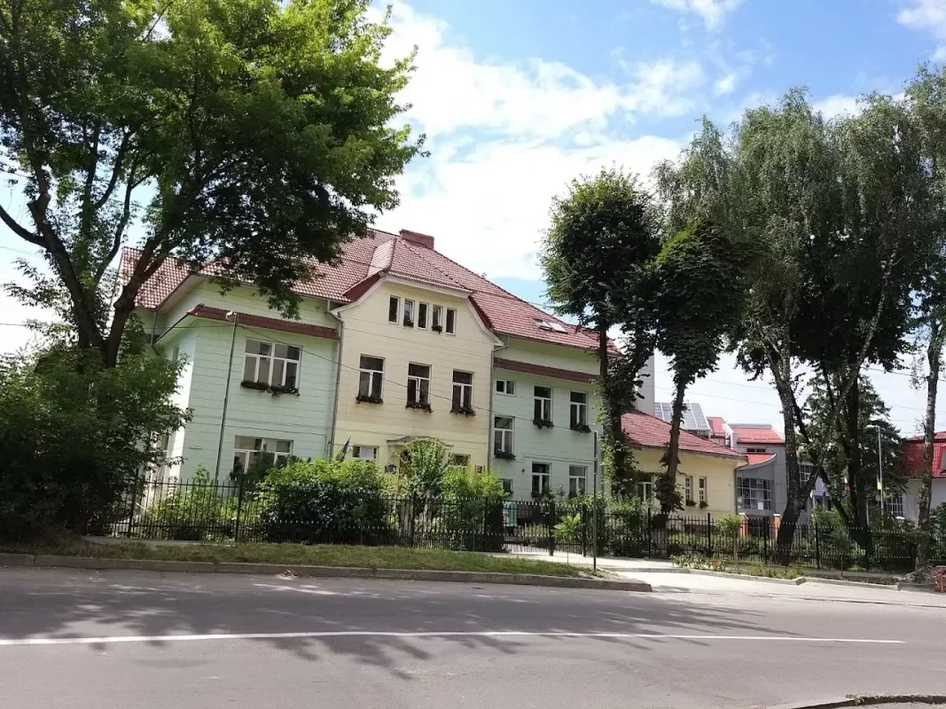 У Львові школу, яка постраждала від обстрілу росіян, відремонтують за 500 тисяч гривень