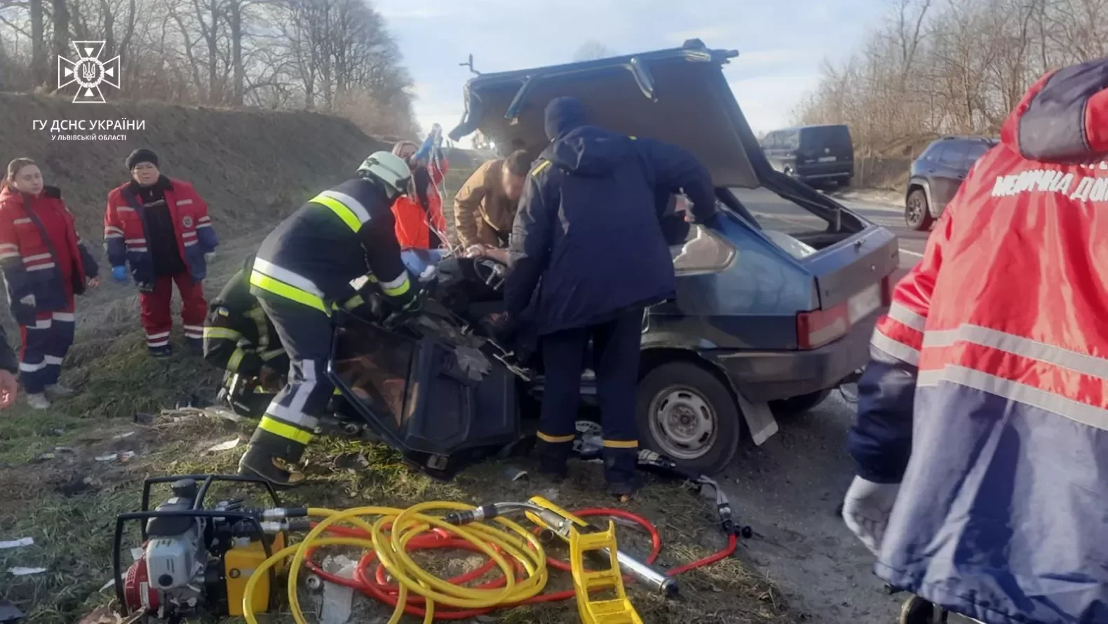 На Львівщині зіткнувся автомобіль з вантажівкою: є постраждалий