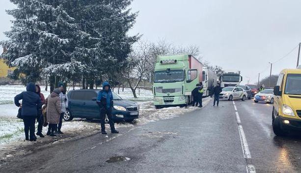 На Яворівщині водій Mercedes збив маму та дитину: 4-річний хлопчик помер, - ФОТО