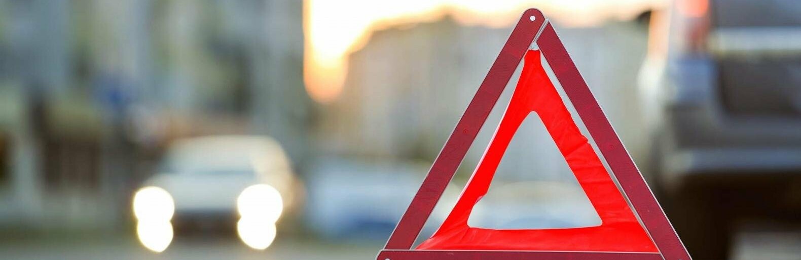 У Львові автівка заднім ходом збила людину на пішохідному переході, - ФОТО