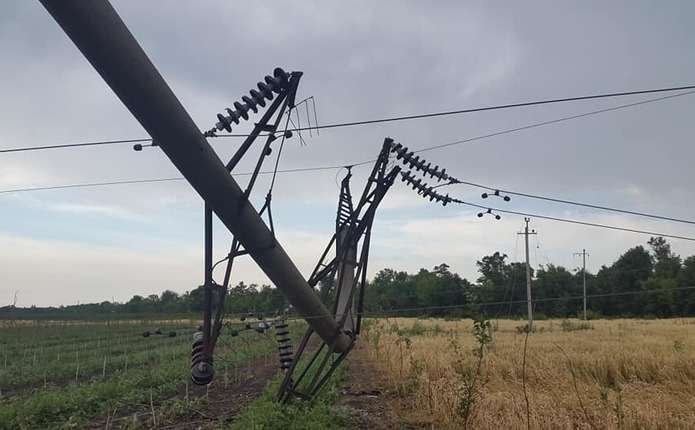 На Львівщині дівчинка померла після того, як доторкнулася до обірваного дроту: подробиці 