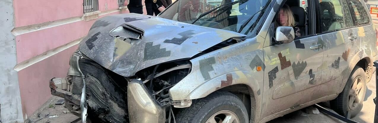 У Яворові п'яна водійка збила поліцейську на тротуарі, - ВІДЕО
